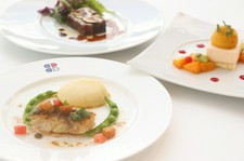 プティサレ、前菜、メイン、デザート、カフェの全3品コース