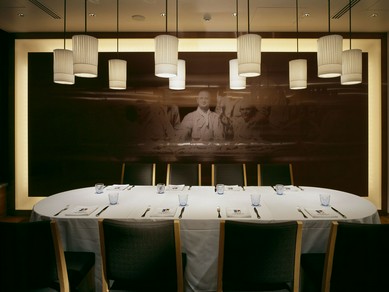 銀座らしいエレガントな雰囲気の店内。