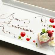 ランチ・ディナーそれぞれで記念日用のプランが用意されています。要予約のアニバーサリープラン。乾杯はロゼスパークリングワインから、ささやかなメッセージも添えて記念日に華を添えてくれます。