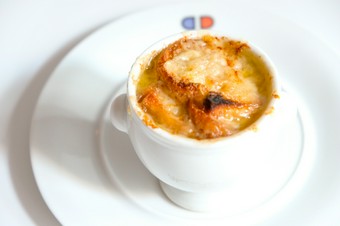 ポール・ボキューズの代表的なスープの数々。季節ごとに旬の食材を用いたスープをご提供しています。