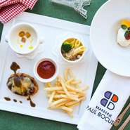 スープ、メイン料理、デザート、フルーツジュース