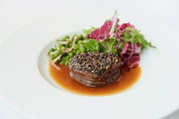 国産牛フィレ肉のポワレ 黒胡椒風味　スパイシーなジューソース サツマイモのフランセーズ グラタンドフィノアと共に