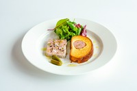 季節のディナーコース　
前菜、魚料理または肉料理、デザート、食後のお飲み物