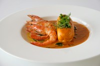 スペシャルランチコース　
7,700円：アミューズ、前菜、魚料理または肉料理、デザート、食後のお飲み物
11,000円：アミューズ、前菜、魚料理、肉料理、デザート、食後のお飲み物