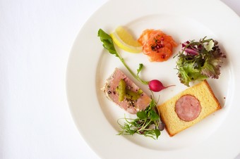 ポール・ボキューズのスペシャリテ　3種盛 サーモンマリネ・鴨のテリーヌ・ソーセージブリオッシュ