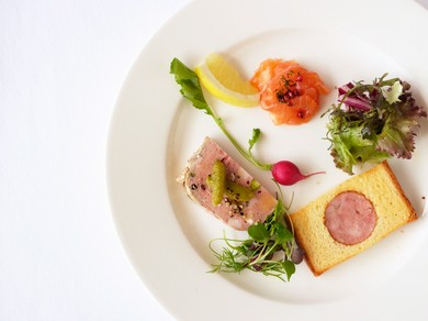 ポール・ボキューズのスペシャリテ　3種盛 サーモンマリネ・鴨のテリーヌ・ソーセージブリオッシュ