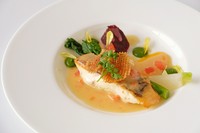 前菜、魚料理または肉料理、デザート、食後のお飲み物
