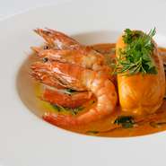 現代フランス料理を築き上げた偉大なシェフ、ポール・ボキューズ氏が、フランス料理を気軽に楽しめるようにと願いを込めて作ったのがブラッスリー。
銀座店では、「伝統とモダン」をコンセプトに、料理長・鈴木啓太が、ポール・ボキューズの哲学を取り入れたフランス料理を洗練された現代のスタイルに仕上げます。