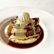 福岡県宮若市「森下牧場」のブランド牛。育成環境にとことんこだわった「宮若牛」のサーロイン。付け合わせの野菜も同じエリアの「百家農園」を使用。宮若の生産者たちの想いを感じさせるひと品です。