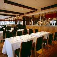 デートや接待といったプライベートなシチュエーションだけでなく、レストランウェディングや同窓会など、貸し切りでのイベントごとにも最適。着席では100人、立食パーティーであれば120人前後も対応できます。