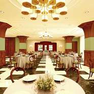 広々としたメインダイニングのほか、着席120名・立食200名対応できるパーティーサロンも完備。団体向けの特別なコースも用意可能。結婚式の二次会や会社の記念パーティーなど、あらゆる場面で活躍してくれます。