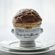 すべてがスペシャリテで構成される『MENU PAUL BOCUSE』。『V．G．Eに捧げた黒トリュフのスープ』も提供。当時の大統領をはじめ400人以上を同時に虜にした作品は、時代と場所を超え今もなお人びとを魅了しています。