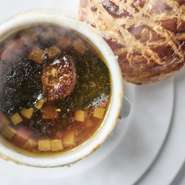 ラグジュアリーな雰囲気のなか、エンターテイメント性に富んだ料理の数々を堪能。誕生日会や同窓会といった、友人たちとの食事をよりいっそう上質に演出してくれます。