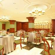 フランスのクラシックな雰囲気に包まれながらの華やかな酒宴。アール・ヌーヴォー調のバーラウンジに、全120席の宴会場（サロン）もあり。パーティーシーンにも規模を問わずオススメできます。