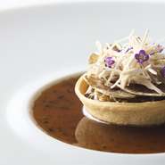 アミューズ・ブーシュ、前菜、グラニテ、魚料理または肉料理、デザート、食後の飲物、小菓子

※最新のメニューは公式ホームページをご覧ください。
※デザート：アシェットデセール