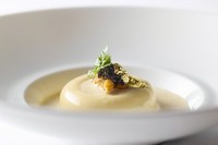 アミューズ・ブーシュ、前菜、グラニテ、魚料理または肉料理、デザートワゴン、食後の飲物

※デザート：ワゴンデセール