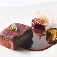 アミューズ・ブーシュ、前菜1、前菜２、魚料理、グラニテ、肉料理、デザートワゴン、食後の飲物

※最新のメニューは公式ホームページをご覧ください。
※デザート：ワゴンデセール