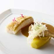 アミューズ・ブーシュ、前菜または魚料理、肉料理、デザート、食後の飲物、小菓子　

※平日限定

