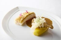 アミューズ・ブーシュ、前菜または魚料理、肉料理、デザート、食後の飲物、小菓子　

※平日限定

