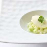 アミューズ・ブーシュ、前菜、魚料理、肉料理、デザート、食後の飲物、小菓子

