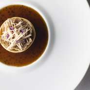 ボキューズ氏の哲学のもと、日本の食材を用いた季節ごとのメニューを用意。伝統に忠実でありながらもファッションのように絶えず進化を繰り返し、常に人びとに新鮮な感動を届けています。