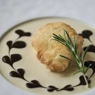 ゲストに寄り添ったサービスで、食に付加価値を与えるグランメゾン。エンターテイメント性も重要視しています。驚きと感動をゲストに届けるリヨン本店でおなじみのスタイルです。