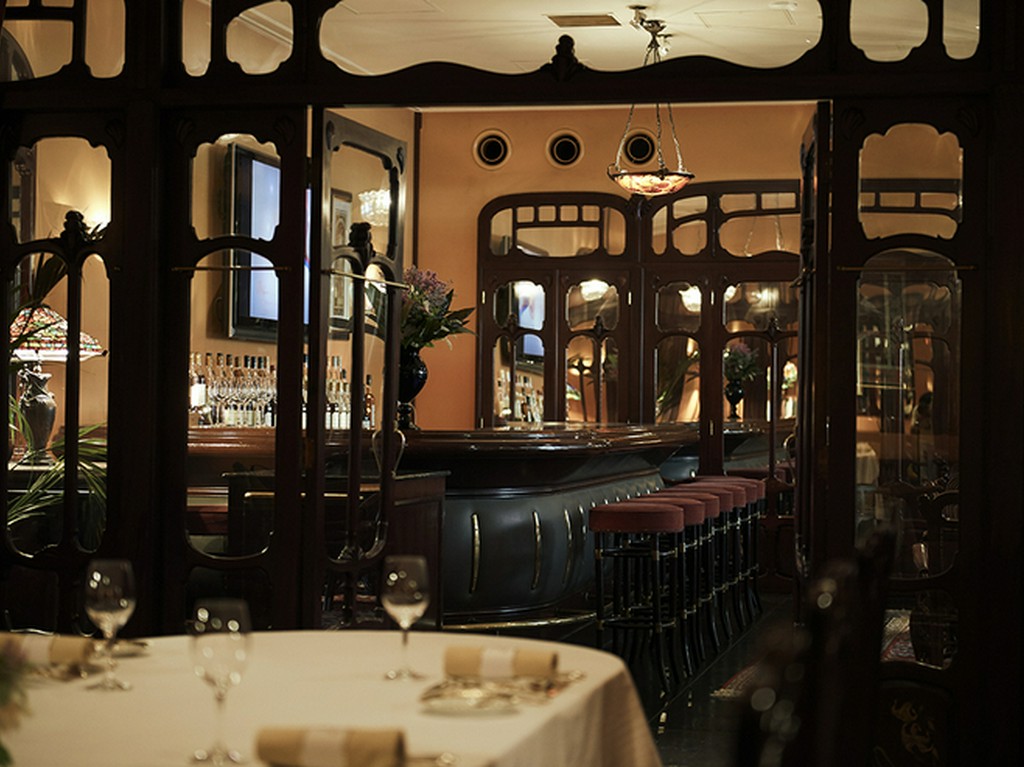 クラシックな雰囲気に包まれた華やかな酒宴