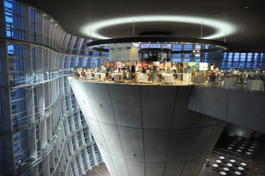 美しい空間によって昇華される食の演出