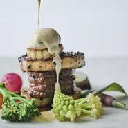 「ジャルダン ポール・ボキューズ」では、リヨン本店から受け継がれるスペシャリテに加え、石川県の旬の恵みを活かして考案されたフランス料理も提供。氏の教えのもと、金沢ならでは食の在り方を問い続けています。