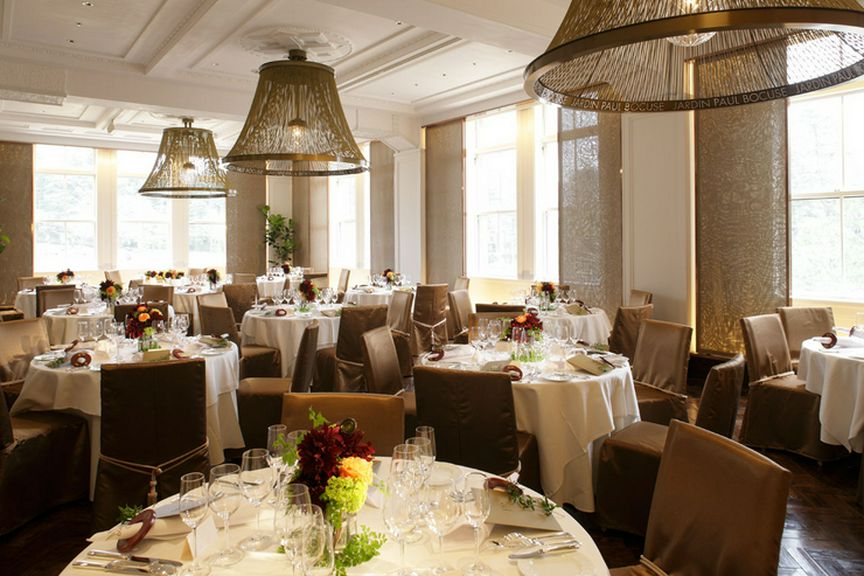 メインダイニングは60人収容可能な旧知事室があった場所