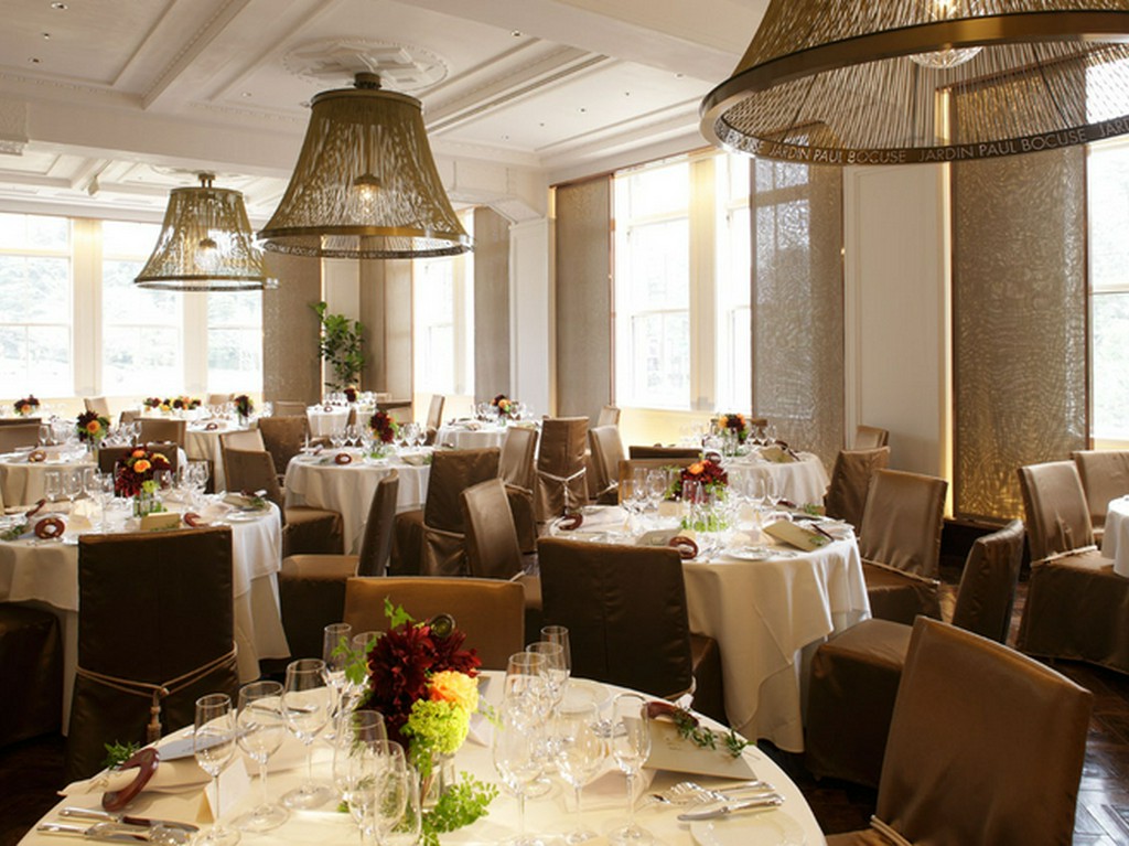 メインダイニングは60人収容可能な旧知事室があった場所