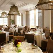 旧石川県庁があった「しいのき迎賓館」。歴史的な建造物をレストランとして採用。メインダイニングは旧知事室。大正時代の風情を残しつつも、モダンで洗練されたデザインが特徴的です。
