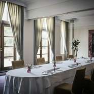 「しいのき迎賓館」正面玄関の真上に位置する旧副知事室。落ちつた雰囲気のスペースを個室として用意。10名用と15名用の2部屋の個室は連結することで最大36名まで利用可能です。