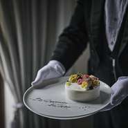 多くの料亭や名店を有する金沢でも、数少ないグランメゾンである「ジャルダン ポール・ボキューズ」。プロポーズの日や記念日といった、ふたりの特別な日にふさわしいお店です。