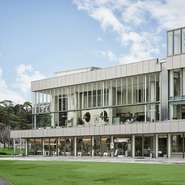 「兼六園」「金沢城」といった、観光地からほど近く。食材だけでなく小物・インテリアなど店内の随所にも伝統を感じさせる。友人との金沢旅行の思い出として足を運んでみるのもオススメです。