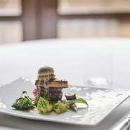 季節の宴会に向け、アミューズ・前菜・肉魚料理などをはじめとしたコースに、フリードリンクをつけた特別なプランを用意。歓送迎会など会社行事や、友人とのプライベートなパーティーにも利用できそうです。