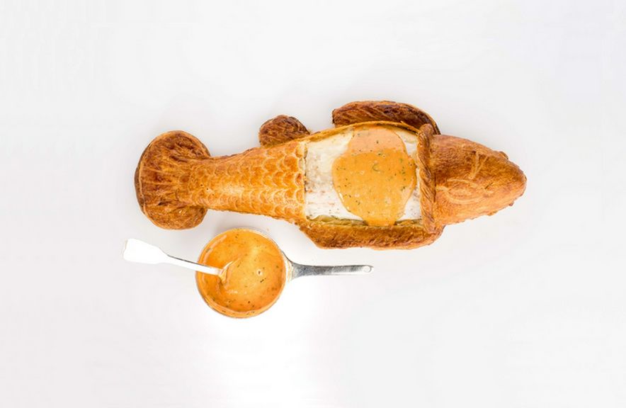 『スズキのパイ包み焼き ソース・ショロン』