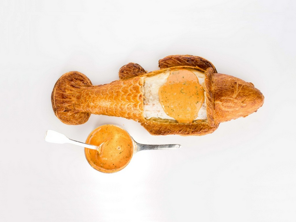 『スズキのパイ包み焼き　ソース・ショロン』