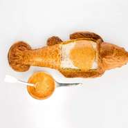 スズキを丸ごと一匹、魚の形をしたパイで包んで焼き上げた、ボキューズ氏の代名詞的な料理のひとつ。ゲストの前で取り分けられる臨場感、グランメゾンならではの喜びに満ちた演出もじっくりと堪能あれ。