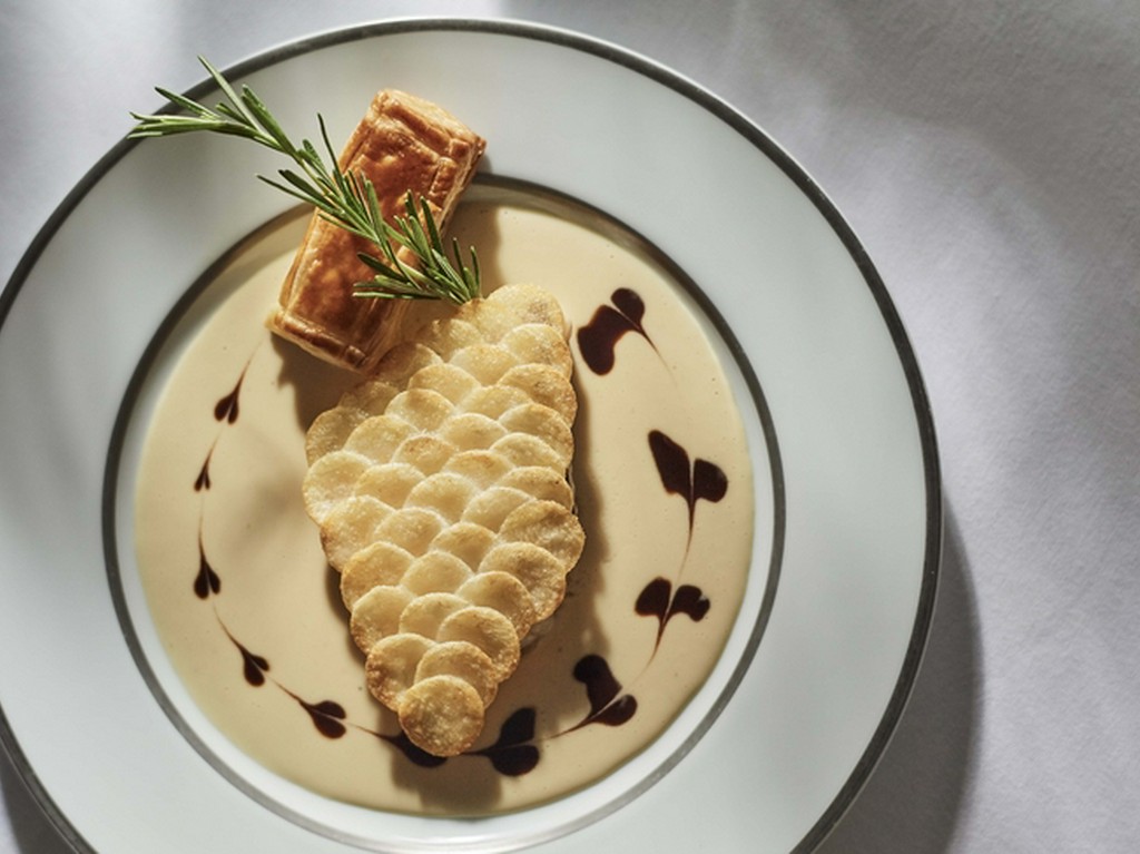 『甘鯛のポワレ　ジャガイモのクルスティヤン　ウロコ仕立て』