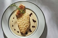 カリカリのジャガイモと、しっとりとした甘鯛の舌触りの食感を楽しむ逸品。薄くスライスしたジャガイモは魚のウロコをイメージしたもの。大海を泳ぐ魚を彷彿とさせるソースなど、遊び心溢れる盛り付けも楽しめます。