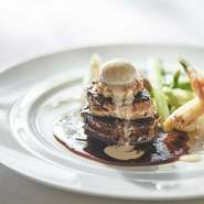 その時の気候や条件から、最も品質の良い和牛をセレクト。良質な和牛のフィレ肉とヴァンデ産フォアグラ、マデラ酒・ブランデー、トリュフのジュ、フォンでつくられたペリグーソースでいただく伝統的なひと品です。