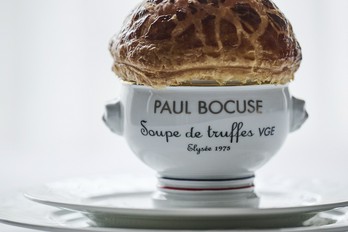ポール・ボキューズ フランス料理 Soupe aux truffes Élysée (plat créé pour V.G.E. en 1975