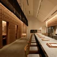 肩を並べて座れるカウンター席。互いの距離が近く、心の距離も縮めてくれることでしょう。大切な人と過ごせる幸せを噛み締めながら、贅を尽くした京料理と全国各地の銘酒を堪能すれば、忘れられない1日になるはず。