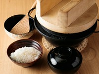 精米したての新鮮な米を使用した、こだわりの『羽釜で炊くごはん』