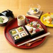 ちらし寿司・小鉢物・天ぷら・茶碗蒸し・京白味噌椀・甘味