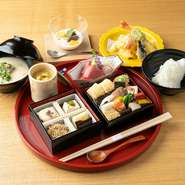 京おせち・小鉢物・天ぷら・茶碗蒸し・京白味噌椀・お造り一種・お食事・甘味

