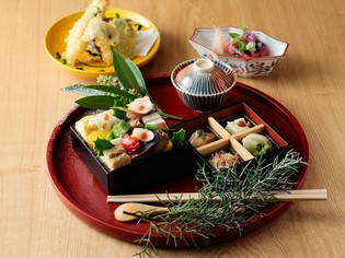 京食材を中心に「西日本の食材」を厳選。季節感溢れる会席に