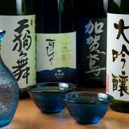 北陸で有名な菊姫や天狗舞をはじめとする、さまざまな酒蔵の日本酒を10種類以上取り揃えております。その時々の季節や料理に合わせて用意されているので、おすすめの地酒を気軽に楽しめます。