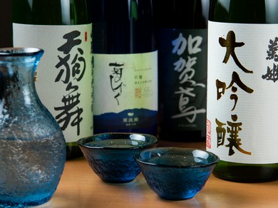 季節や料理に合う北陸の地酒のラインナップは常時10種類以上
